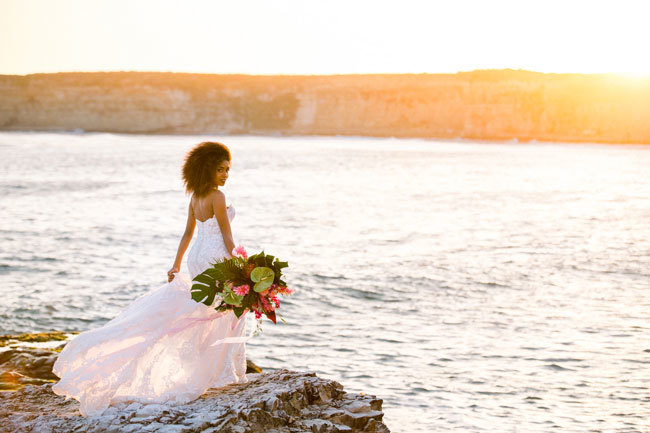 A natural bride with a tropical bouquet