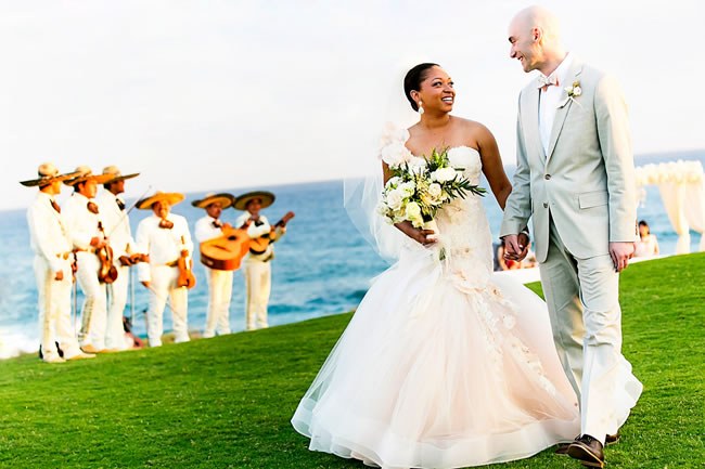 Couple enjoys their destination wedding in Mexico with a Mariachi band