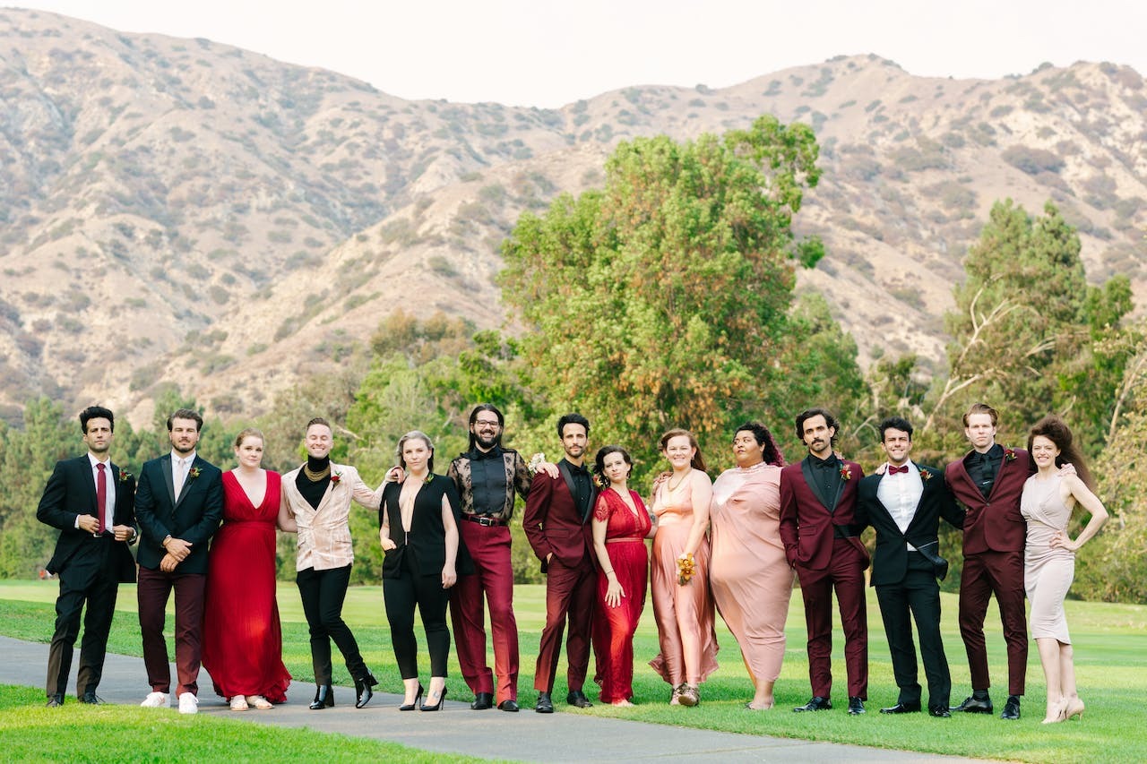 A wedding party wearing mix and match outfits | Maximize your wedding budget